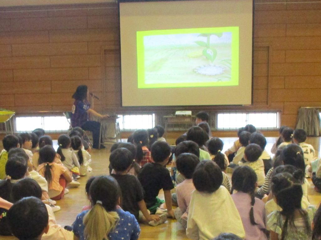 ５月２０日（木）「そら豆のさやむき体験」